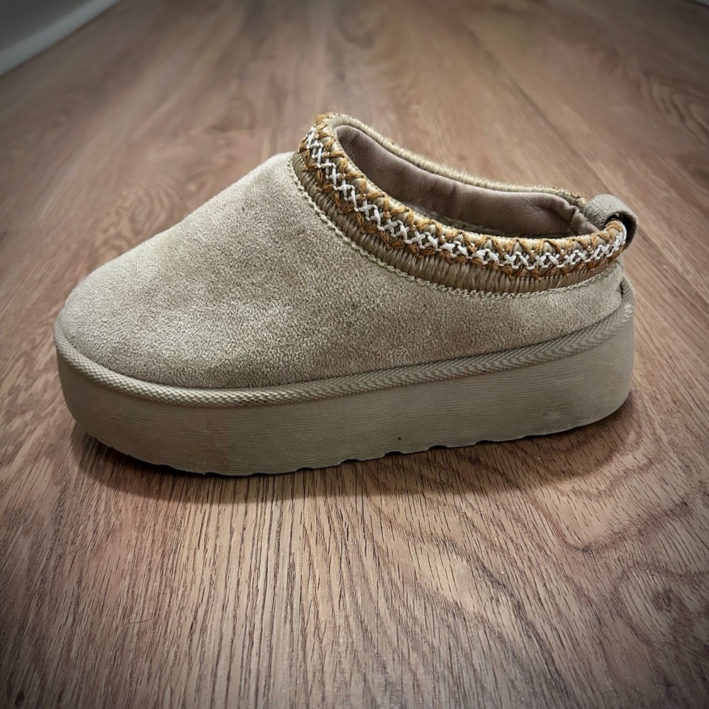 Girls Mudd Tan Suede Platform Mules with Embroidered Trim size 13